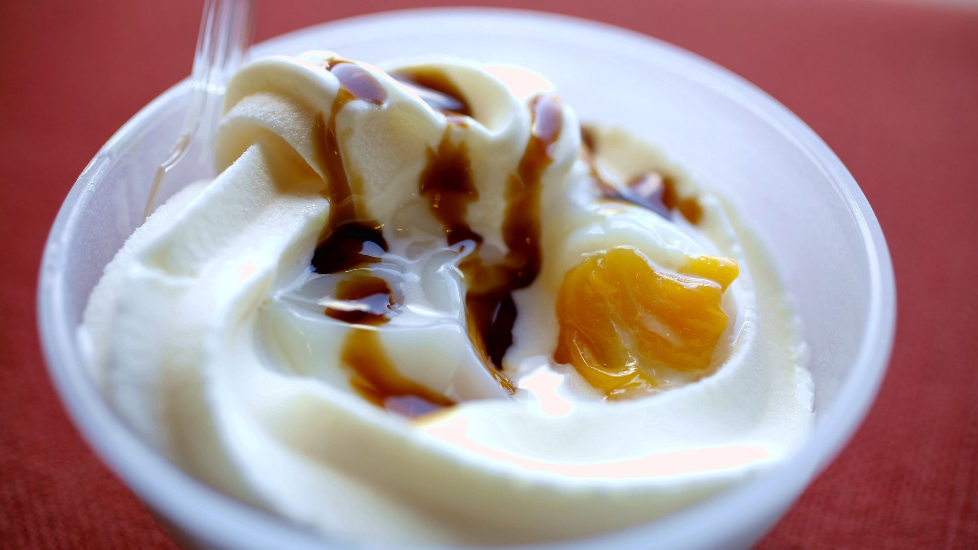 【新総湯・売店】ミルク風味が人気のソフトクリームに温泉玉子と特製醤油ソース！湯あがりにいかがですか。