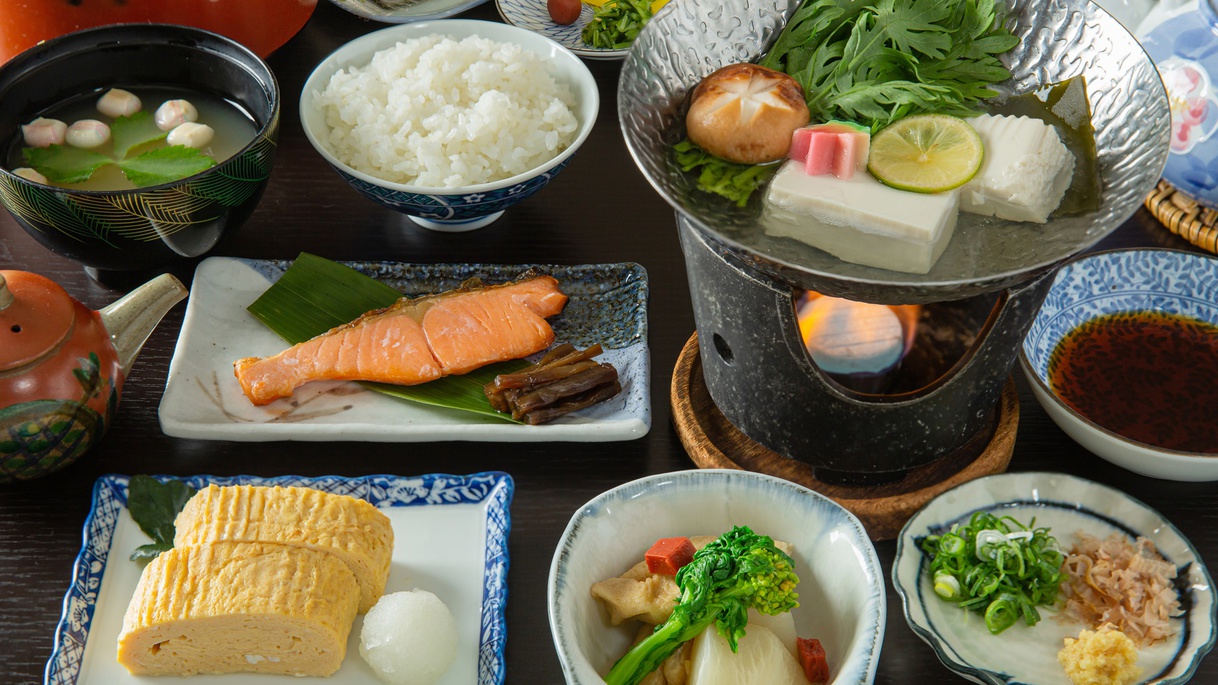 *名物出し巻き＆湯豆腐付の朝食（一例）