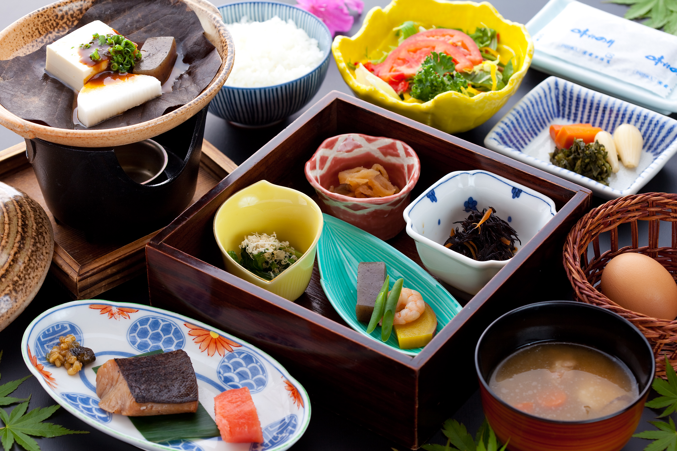 黒川温泉奥の湯の朝食。小鉢にたくさんのおかずがのっています。