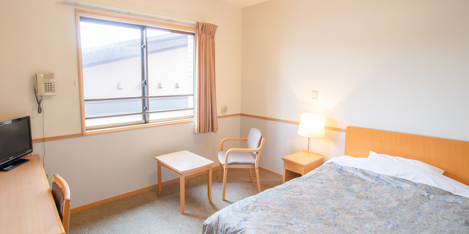 【シモンズ製ベッド】 シングル全室導入。ビジネスの疲れを上質な眠りで癒やす。