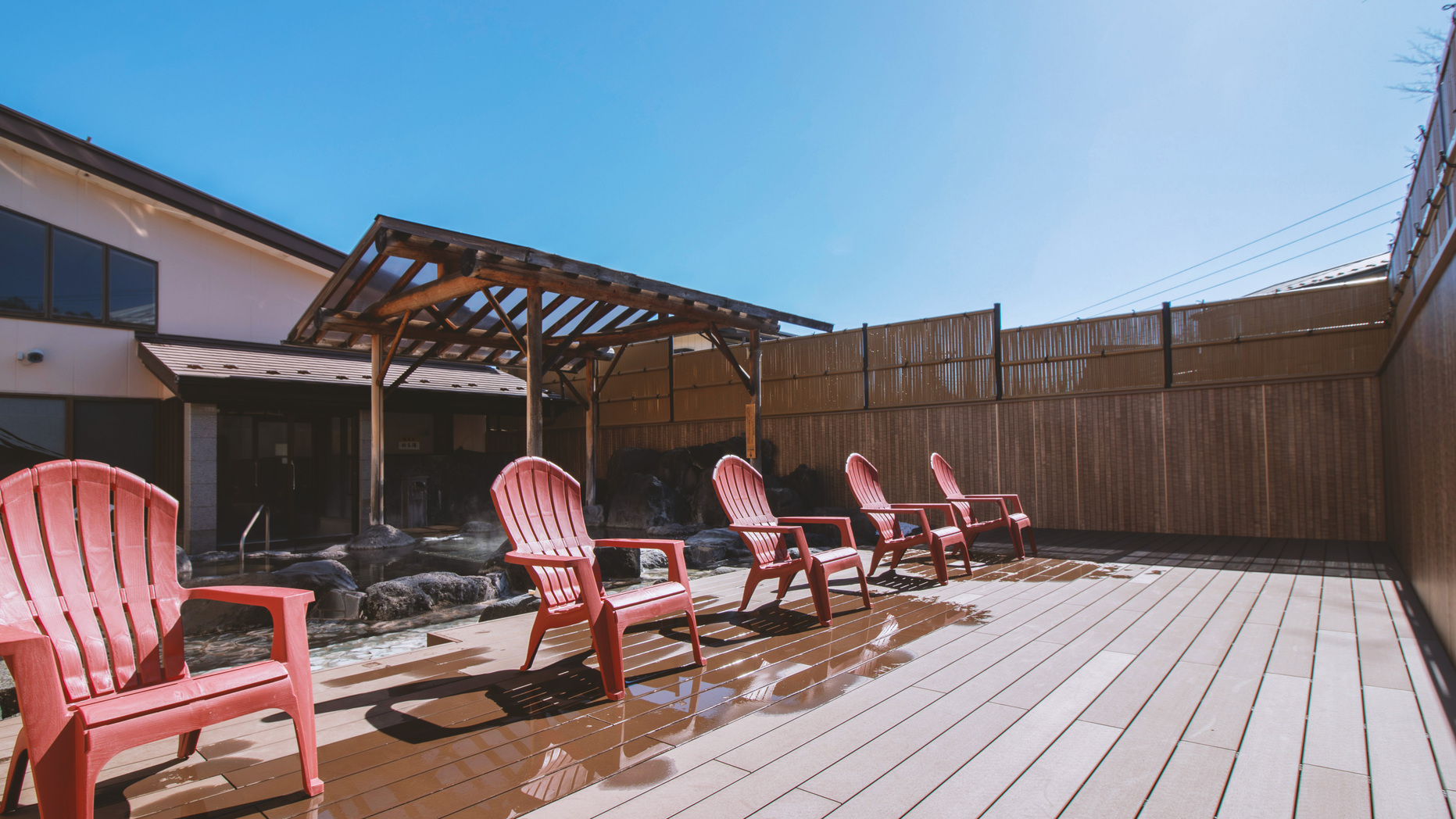 【標高850mの外気浴】 富士の清風に包まれる、開放感抜群の休憩エリア。