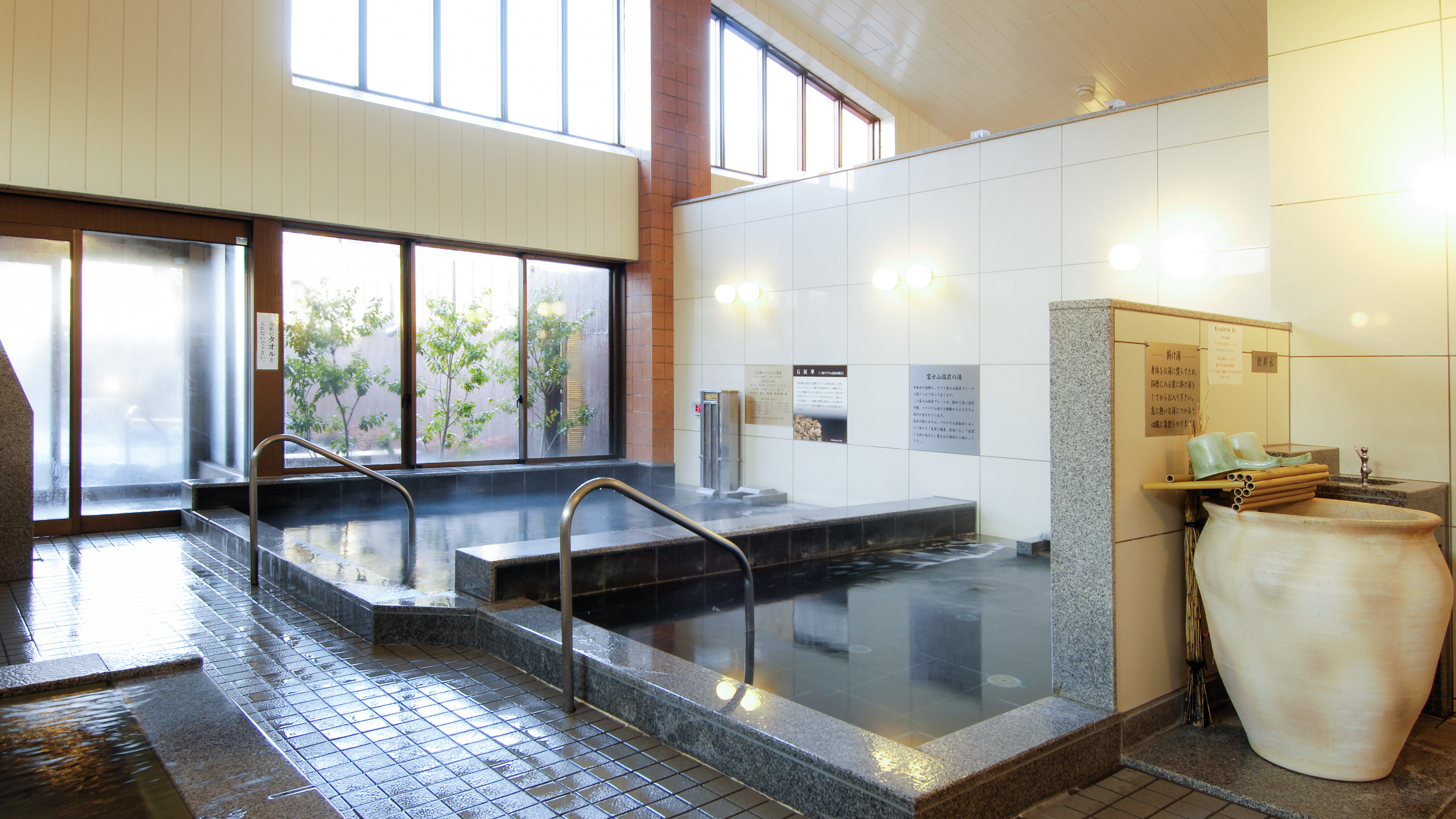 【宿泊者無料】北海道の秘湯「二股温泉」＆ミネラル豊富な「ヒマラヤ岩塩風呂」天然石（石灰華）を用いた「二股炭酸カルシウム温泉」と、2億5千万年前の恵み「ヒマラヤ岩塩風呂」の2種を完備。バナジウム豊富な富士山の伏流水（天然水）との相乗効果で、デトックス・美肌・疲労回復を促進します。ビジネスや旅の疲れを、天然素材の力でじんわり解きほぐす至福のひとときを。