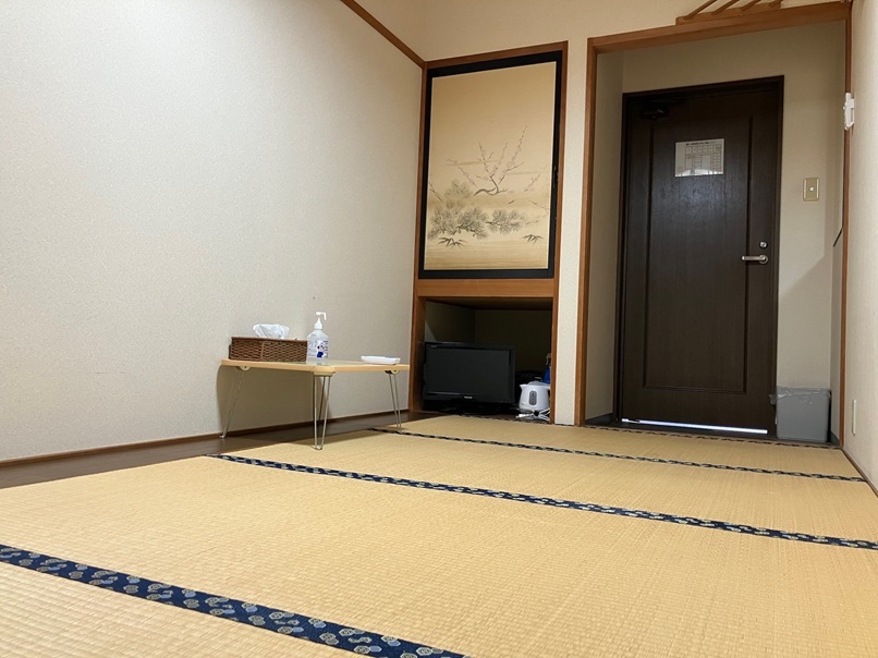 お一人でお安く泊まりたい方向けの、狭いお部屋となります。スペースの都合上、加湿空気清浄機と座椅子は設置しておりません。