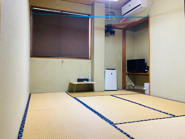 一般的なサイズのお部屋です。収容可能人数は１〜2人となります。SHARP製加湿空気清浄機（プラズマクラスター搭載）を設置しており、快適にお過ごしいただけます。