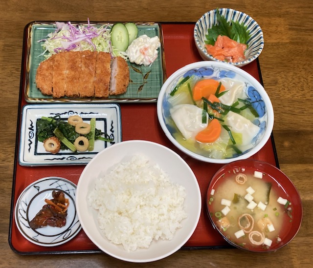 食事場所は食堂となります。時間は１８時～２０時です。（１９時３０分までにチェックインをお願いいたします。）お米は長野県産コシヒカリを使用しており、キレイな雪解け水と昼夜間の寒暖差が育んだ甘みが特徴です。お味噌汁は、米麹と大豆でつくる信州味噌（米味噌）を使用しており、淡色・辛口が特徴です。ご飯・お味噌汁ともに、おかわり自由でございます。日曜日（月・祝の場合は月曜日）は、夕食のご提供はありません。料金は、1,540円（税込）です。※写真のメニューは例であり、内容は日ごとに異なります。