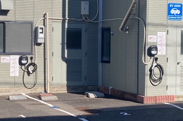 6kwのEV充電器を２台完備しております。PHEV車も利用可能です。駐車場番号１・２・３番の区画で充電できます。充電料金はミライズエネチェンジ(株)が定めた値となり、宿泊料金には一切含まれておりません。備考欄でご連絡いただければ、こちらでコーンを設置して区画をキープしておきます。（１・２番は、車幅１９００ｍｍ超ですと駐車困難なため、車両情報もお伝えいただくと助かります。）なお、事前連絡がない場合は、充電が必要ない他のお客様に区画を開放することをご了承ください。急速充電器は、近隣の日産自動車　長野大橋店をご利用ください。