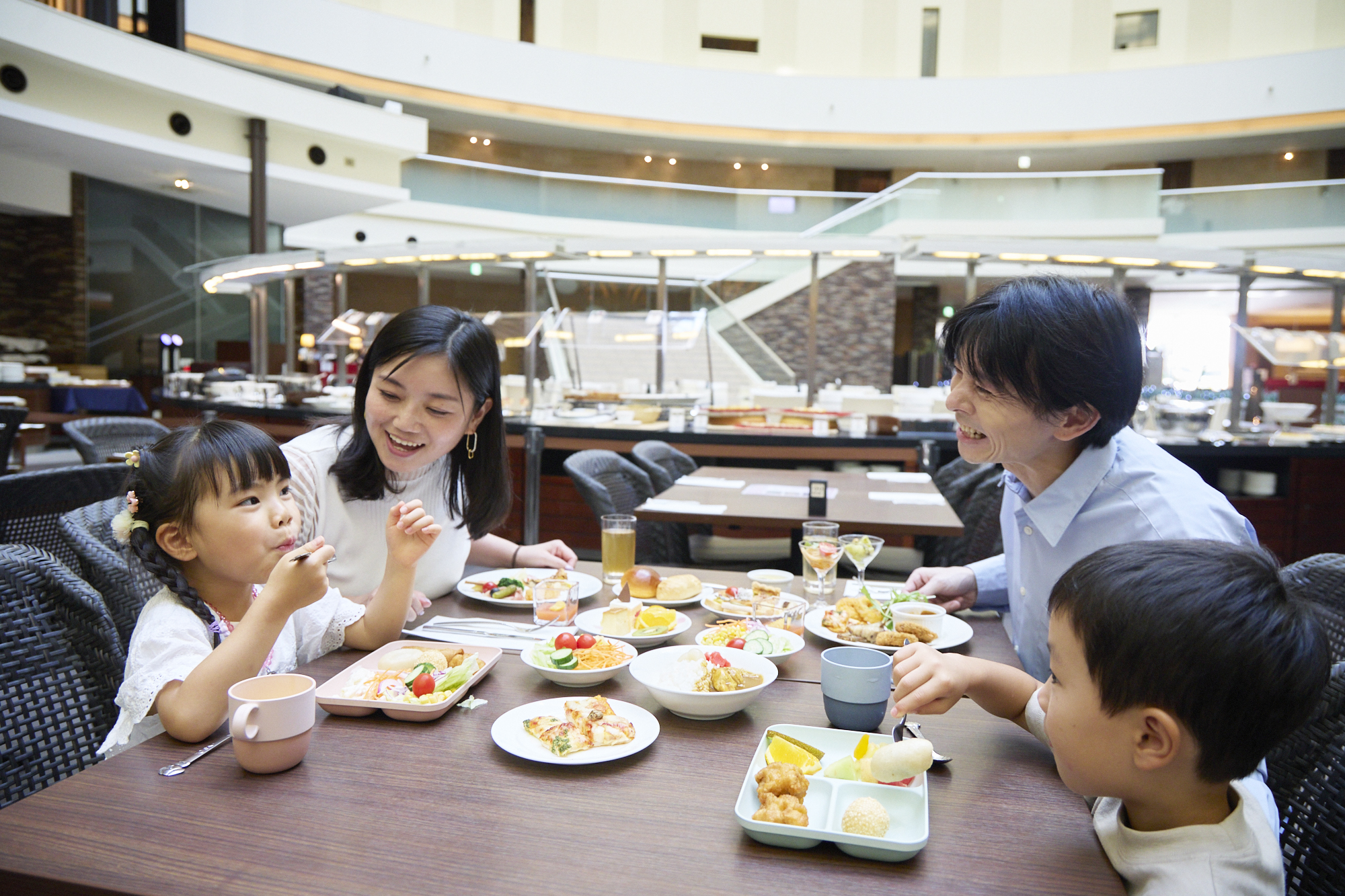 朝食ビュッフェ　家族団らんイメージ