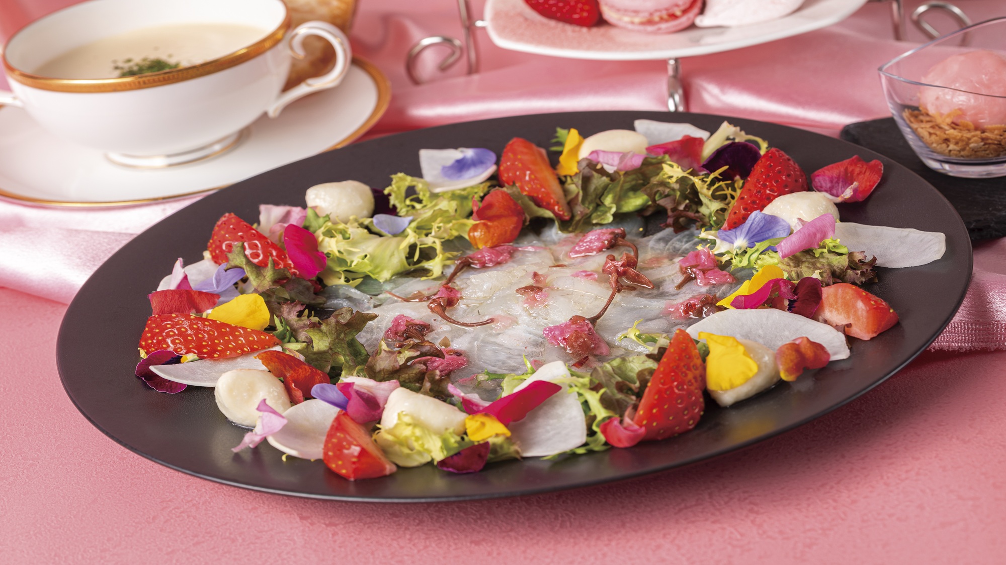 【3・4月】いちごアフタヌーンティー「真鯛と桜のカルパッチョ」