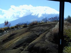 南は富士山・東は三ツ峠屏風岩・北は甲府市の夜景・西はアルプス連峰