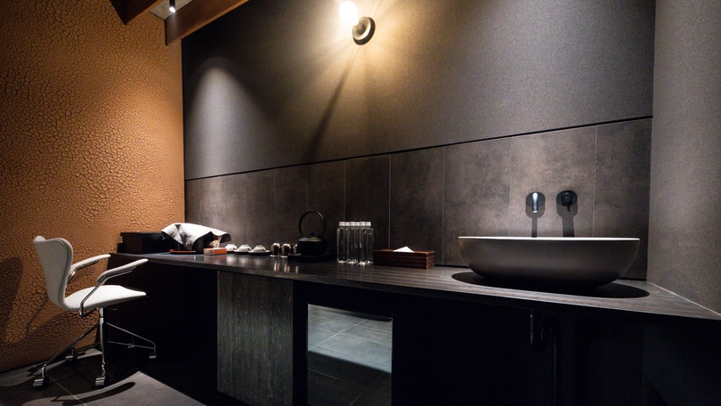 【ロイヤルスイート】洗練された大人の時間を演出する、プライベートパウダールーム。