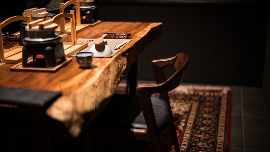 【ロイヤルスイート】完全プライベートの専用ダイニング。夜の間接照明が創り出す、親密な雰囲気。