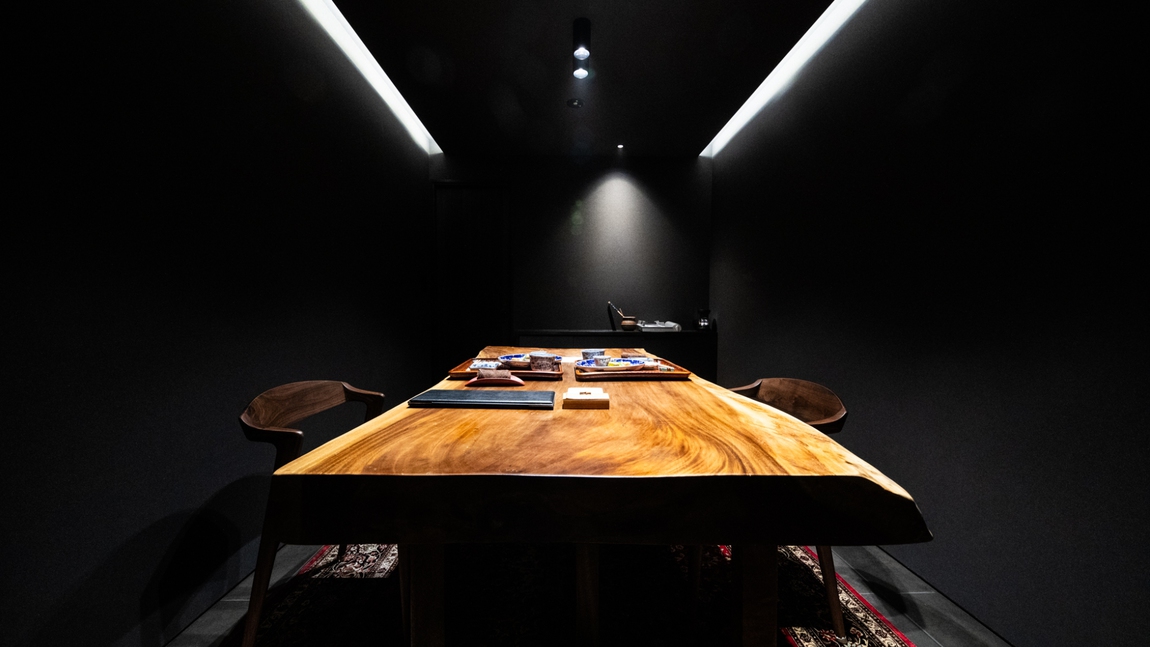 【ロイヤルスイート】無垢材のテーブルが、空間に温もりを添える。木の質感が心を和ませます。