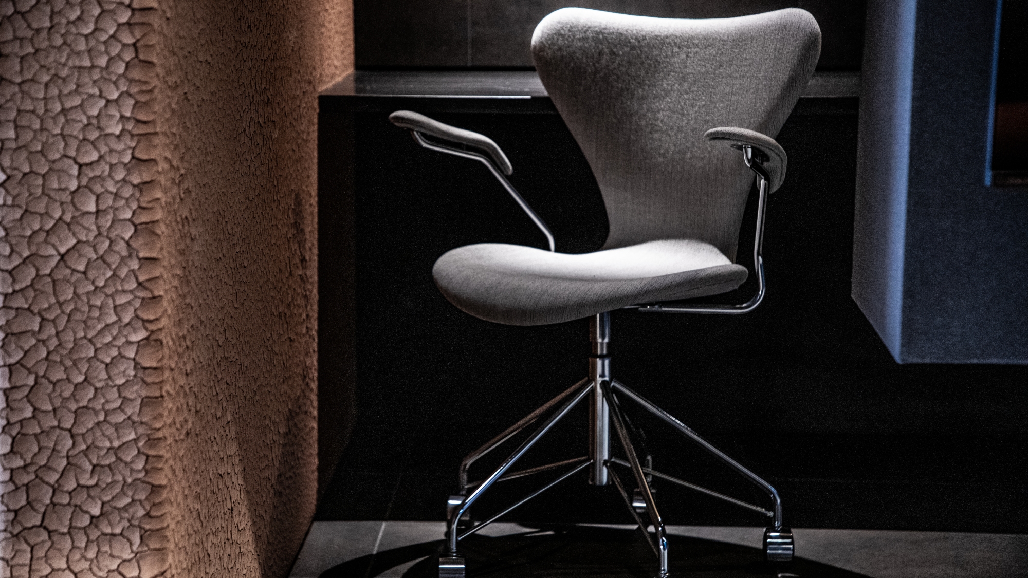 【ロイヤルスイート】厳選した家具が生み出す、洗練の居心地。