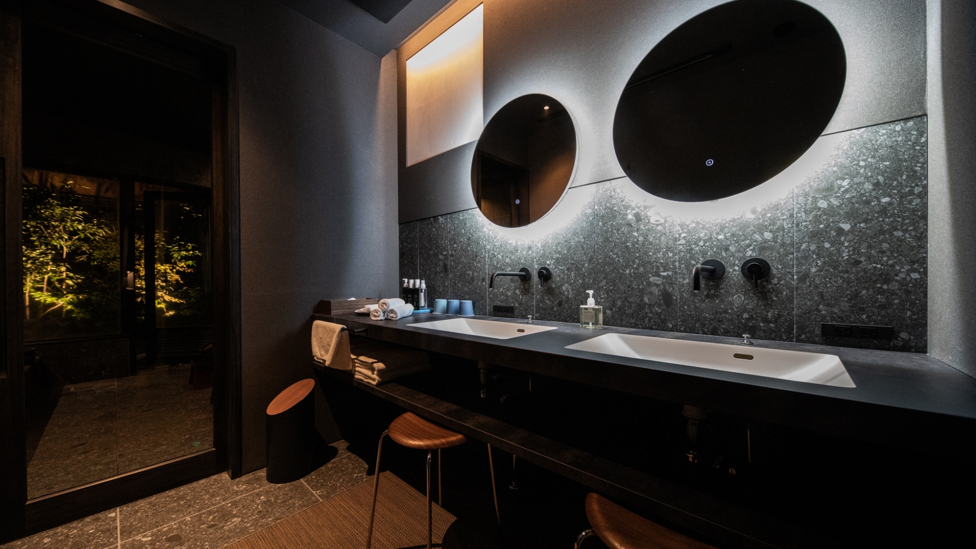 【ロイヤルスイート】 2つの円形ミラーが印象的な、アートのような洗面空間。
