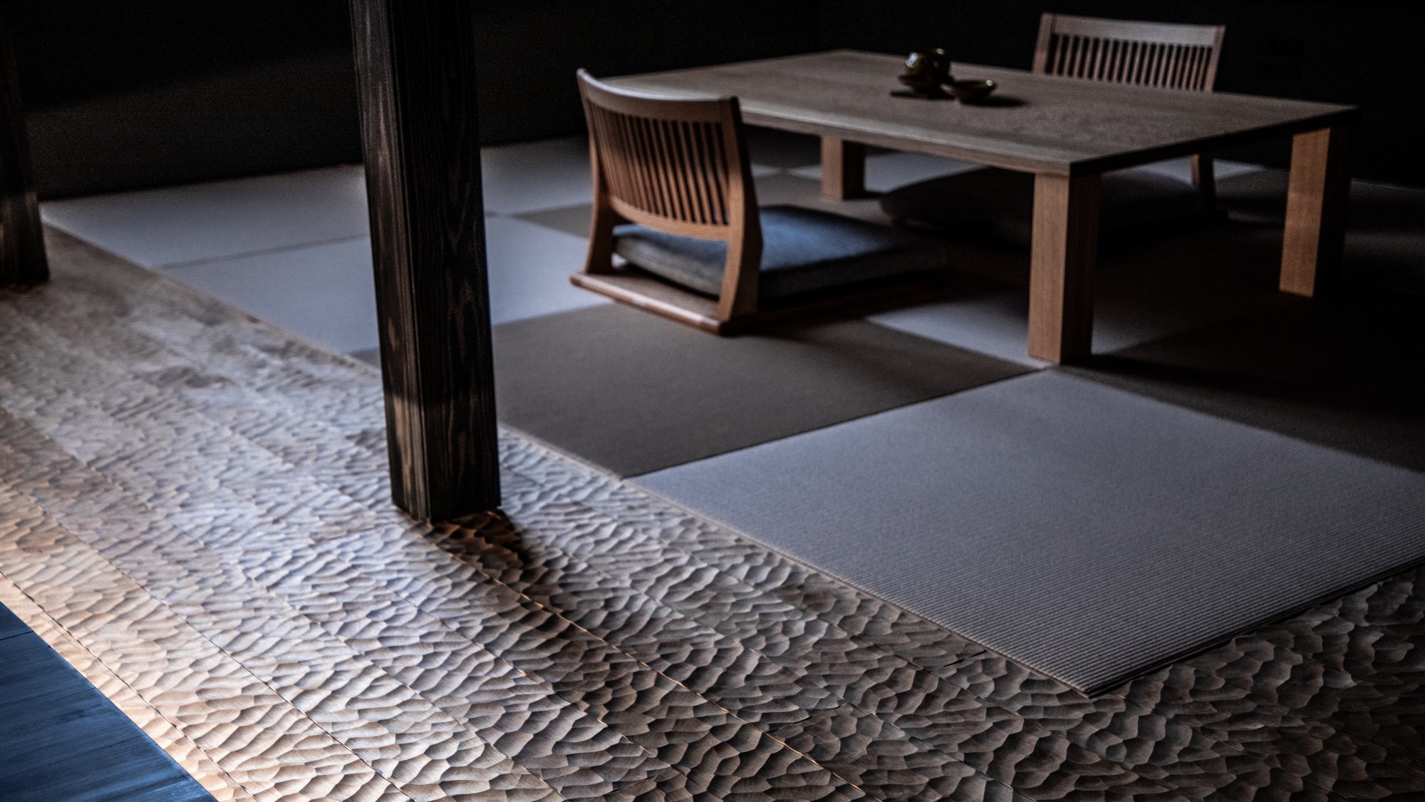 【ロイヤルスイート】広々としたリビングで、思い思いのスタイルでお寛ぎください。