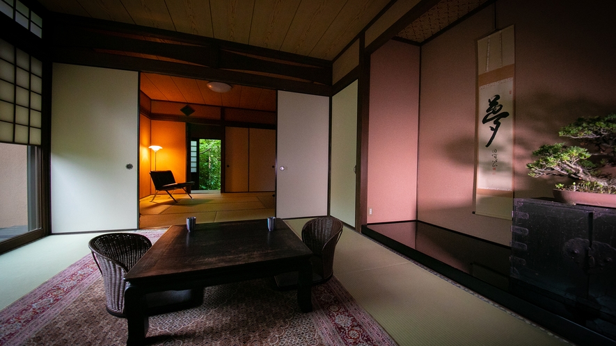 【8畳2間】[全客室露天内湯付離れ]和の落ち着いた雰囲気をつくり出す、寛ぎの和室です。