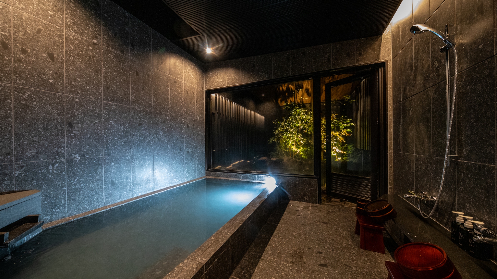 【ロイヤルスイート】客室内湯にて。朝湯、夜湯、それぞれ異なる表情をお楽しみいただけます。