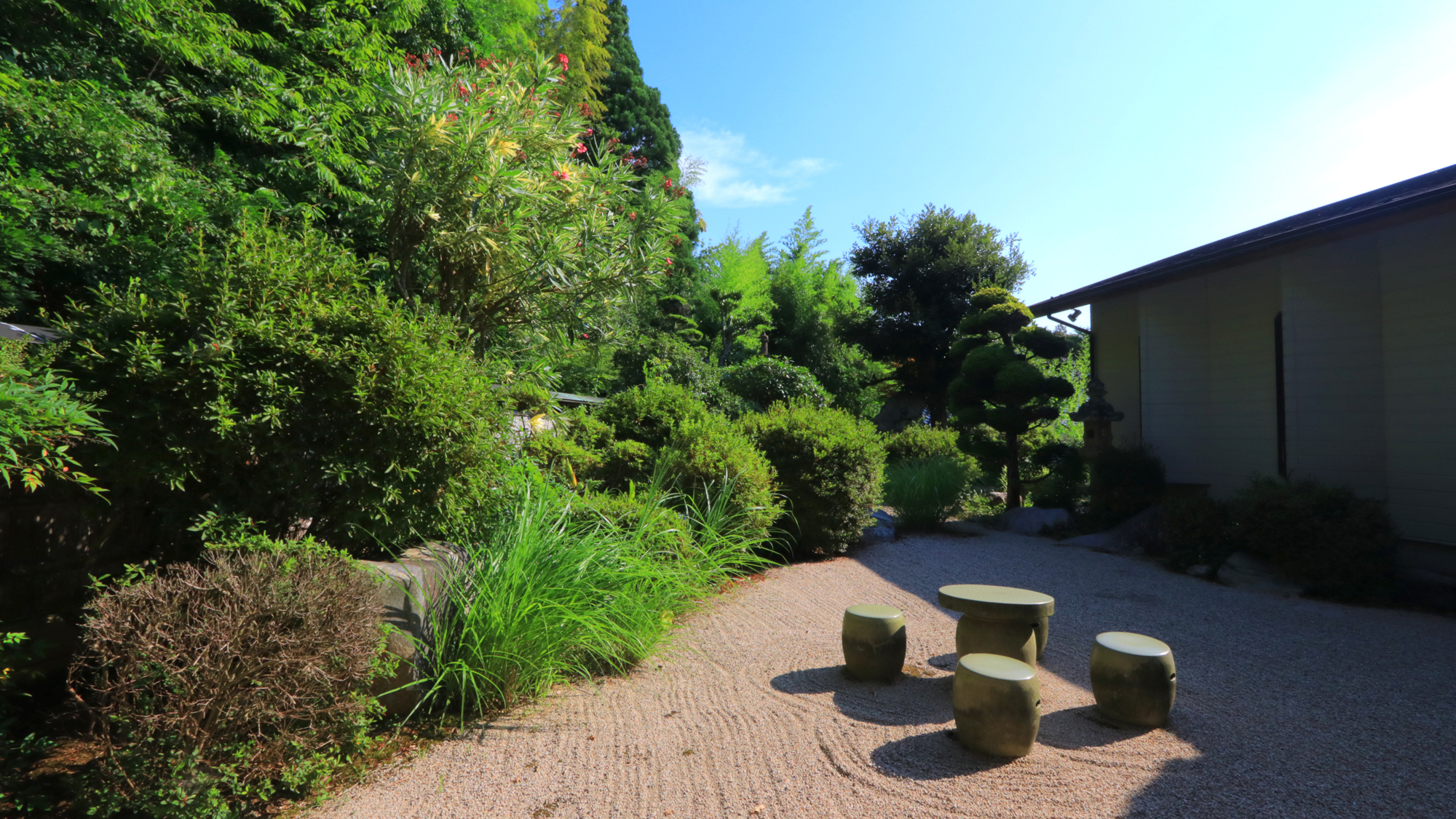 【庭】季節や時間帯で移り変わる庭園を眺めて、心を穏やかに お過ごしください。