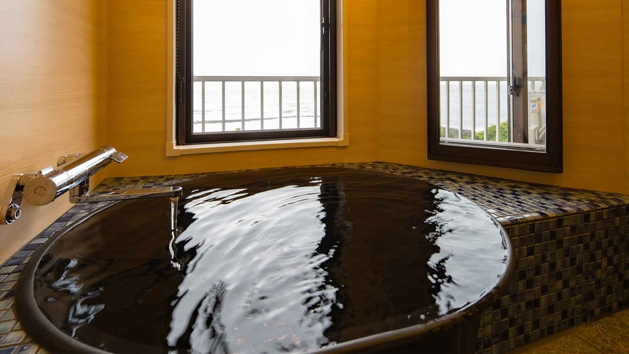 ・【展望風呂付和室一例】浴室の窓から「東シナ海」を望む絶景バスタイム