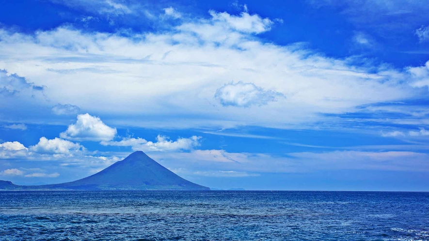 ・開聞岳は見事な円錐形の山容から別名「薩摩富士」とも呼ばれます