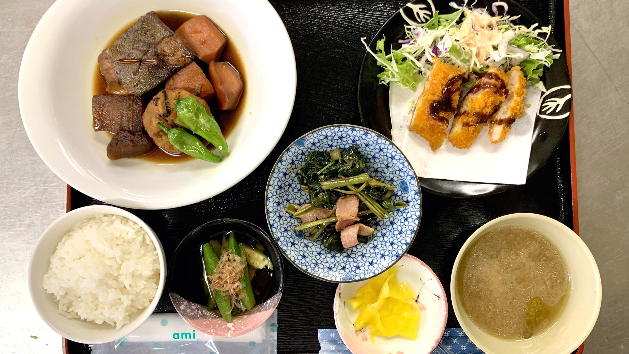 【夕食の一例】海人スタッフが獲ってきた新鮮直送な魚介類を使った島料理が自慢。