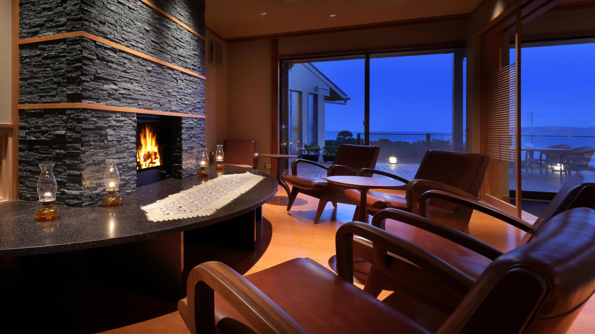 ラウンジ暖炉席（Lounge fireplace）