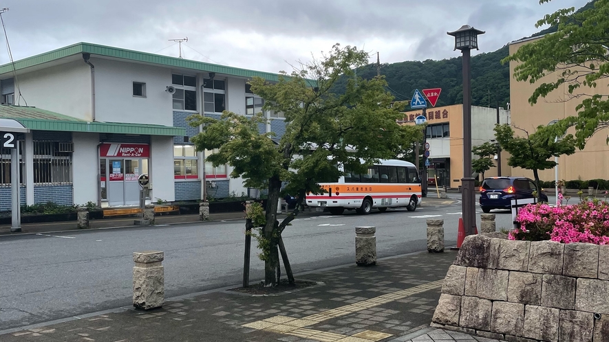 【鬼怒川温泉駅の送迎バス乗車場所案内】➂転車台側広場出入口付近に向っていくと…