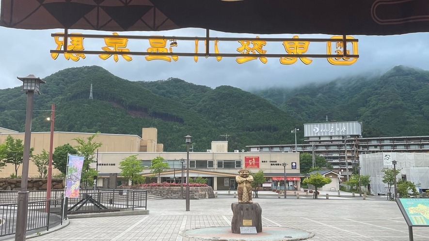 【鬼怒川温泉駅の送迎バス乗車場所案内】①駅前広場に出て左を見ると…