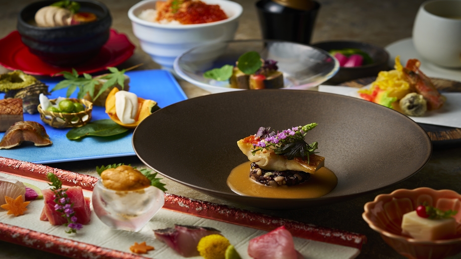 【デラックス／和食】近海鮮魚など旬の和食コース。全室オーシャンビュー