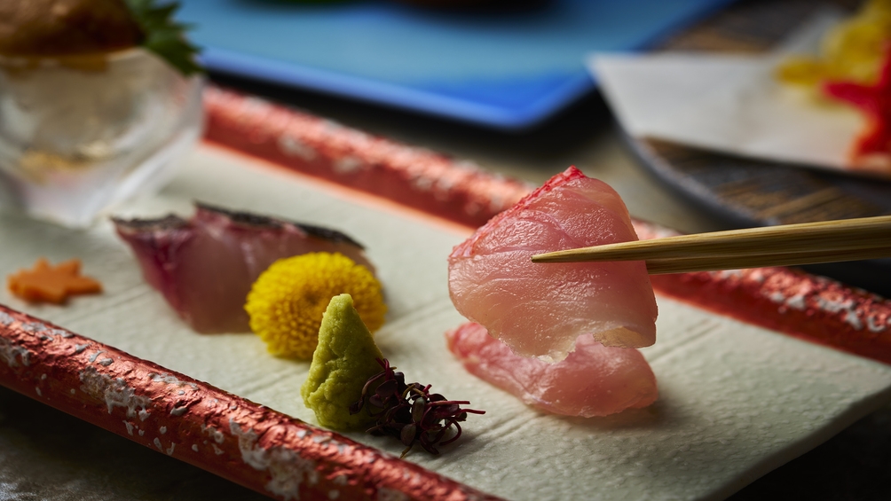 【デラックス／和食】近海鮮魚など旬の和食コース。全室オーシャンビュー