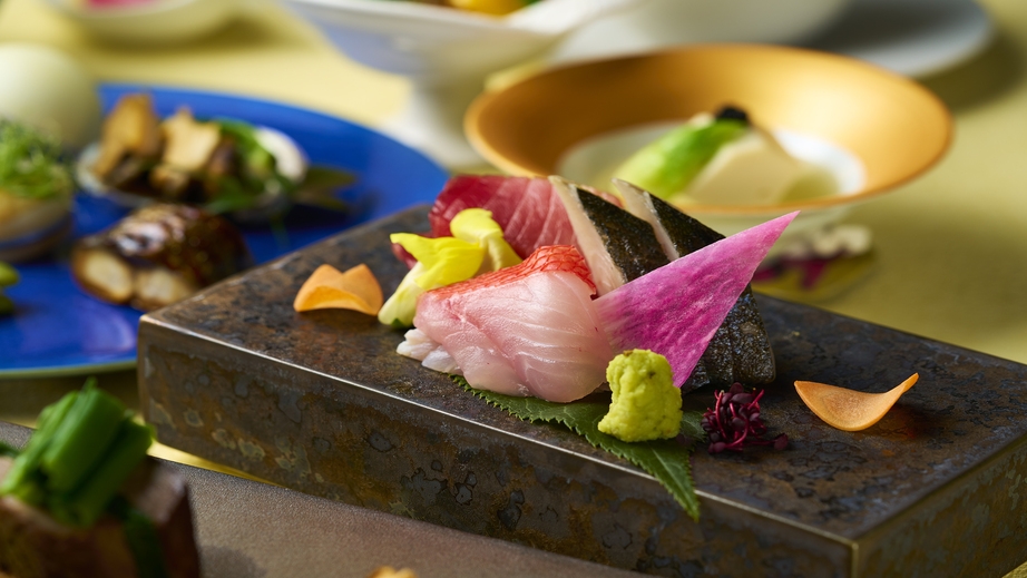 【デラックス／和食】近海鮮魚など旬の和食コース。全室オーシャンビュー