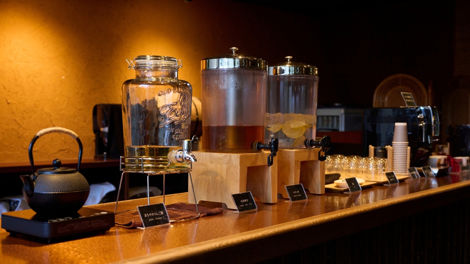 ロビーラウンジはフリードリンクコーナーになっており、夜にはアルコールもご用意しております。