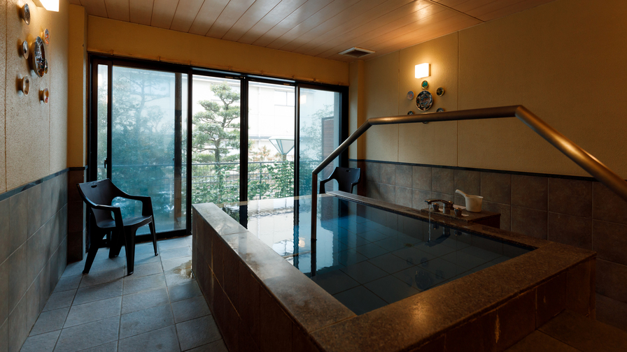 貸切風呂「九谷の湯」中庭を眺めゆっくり浸かれる浴槽、源泉かけ流しとなっております。