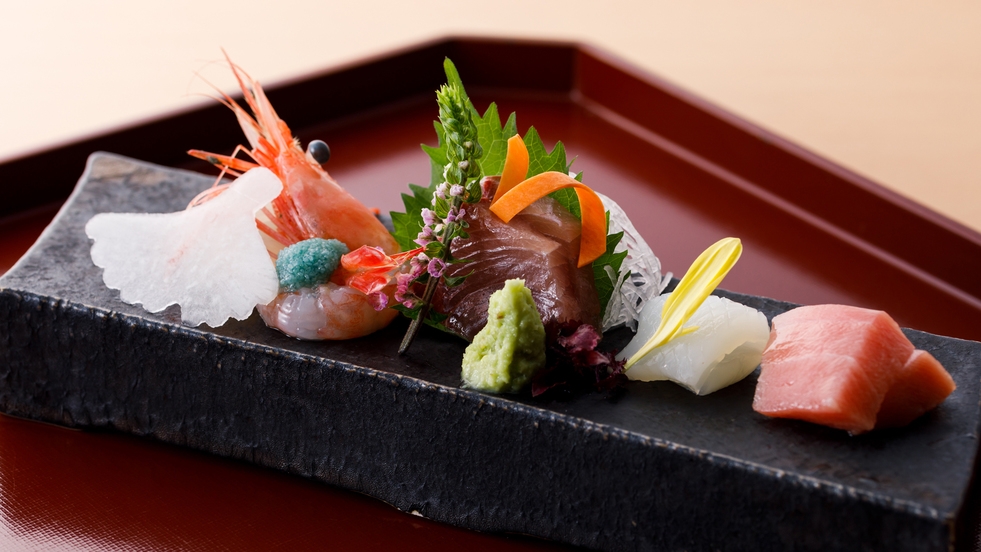 【森本スタンダード-秋冬ver】能登牛ときのこのすき焼き、加賀治部煮ほか〜凛と澄んだ湖畔を望む温泉宿