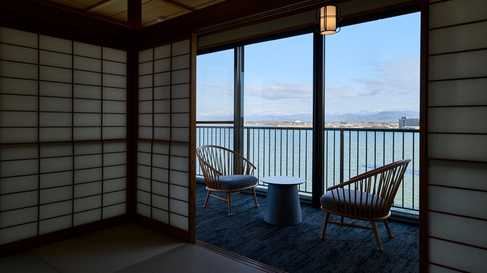 足元まである大きな窓から、美しい柴山潟を心ゆくまでご覧ください。