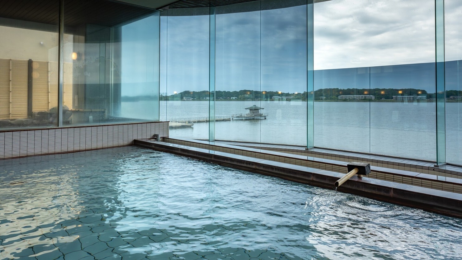 【素泊まり】湖畔の温泉浴×フリーラウンジ｜シンプルに過ごす自由旅（食事なし）