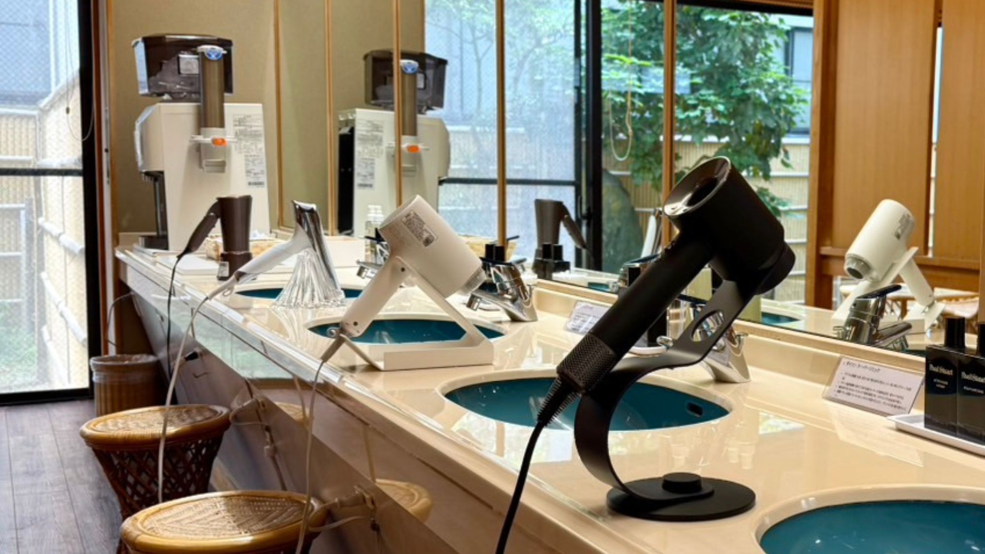 【ドライヤーバイキング】大浴場にRefaにダイソンなど高級ドライヤーをご用意。美容時間もお楽しみくだ