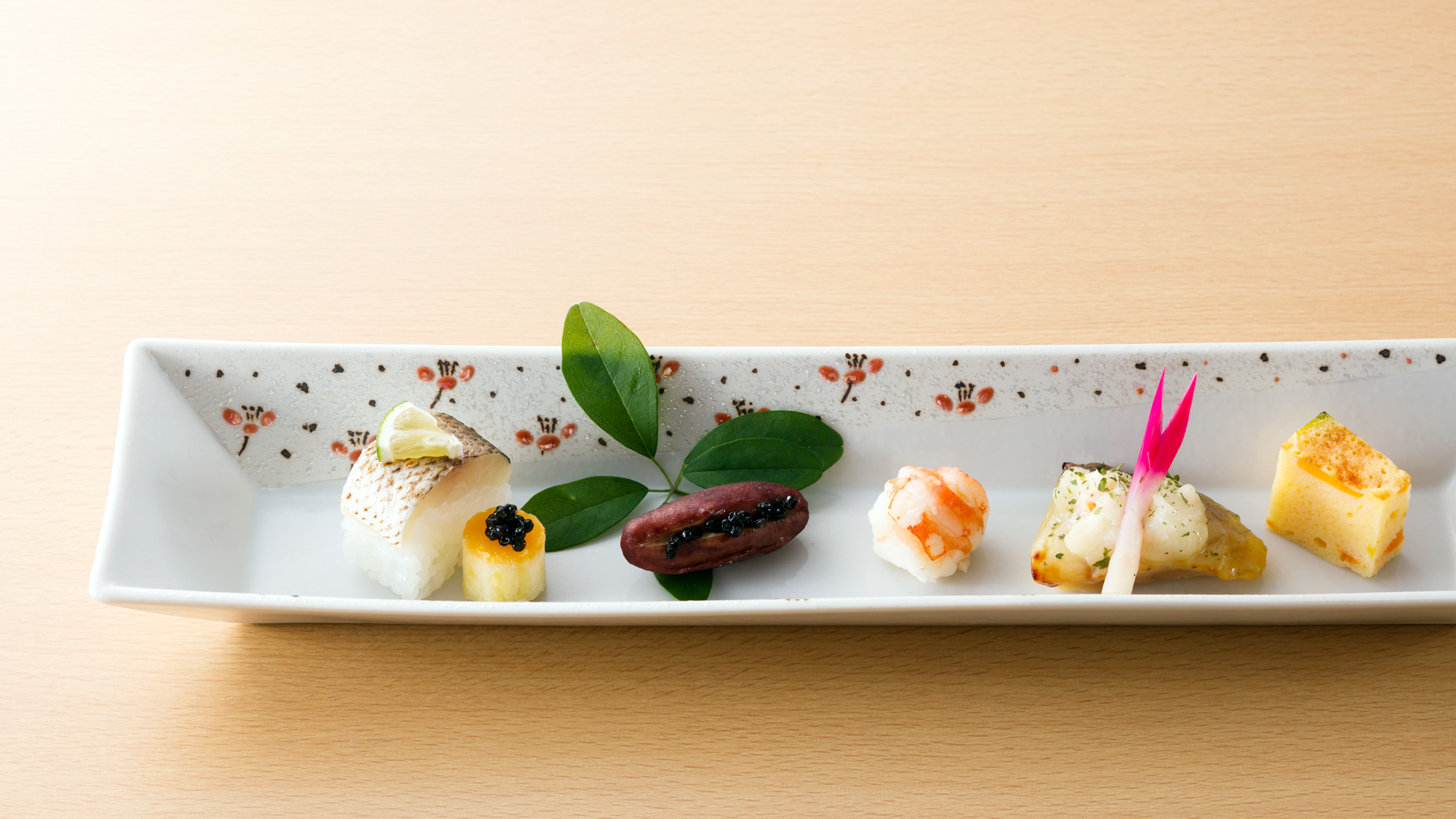 四季を味わう創作料理：八寸一例（板長渾身のお料理は、日、週、又は月により異なります）