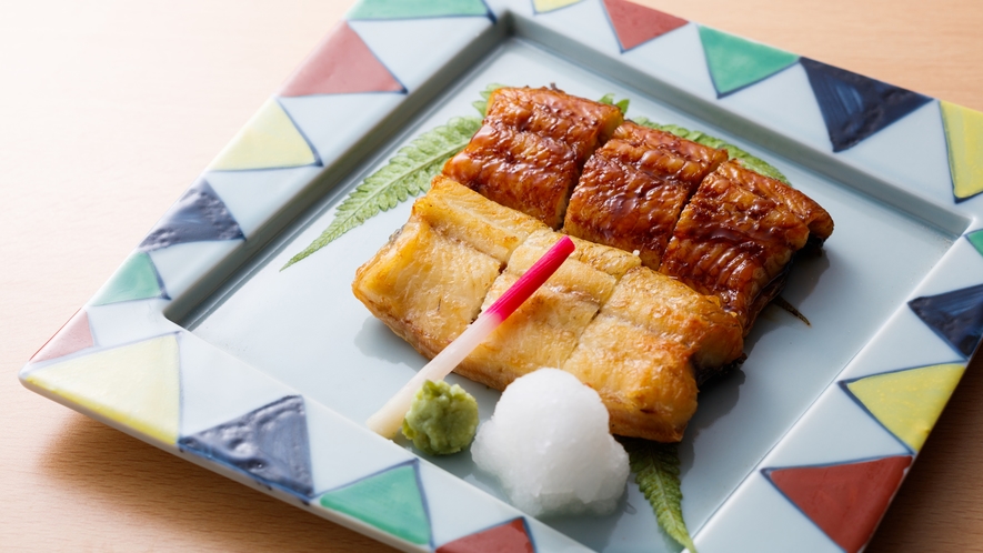 鰻懐石：鰻蒲焼と白焼き（２種類食べ比べできる贅沢な逸品です）
