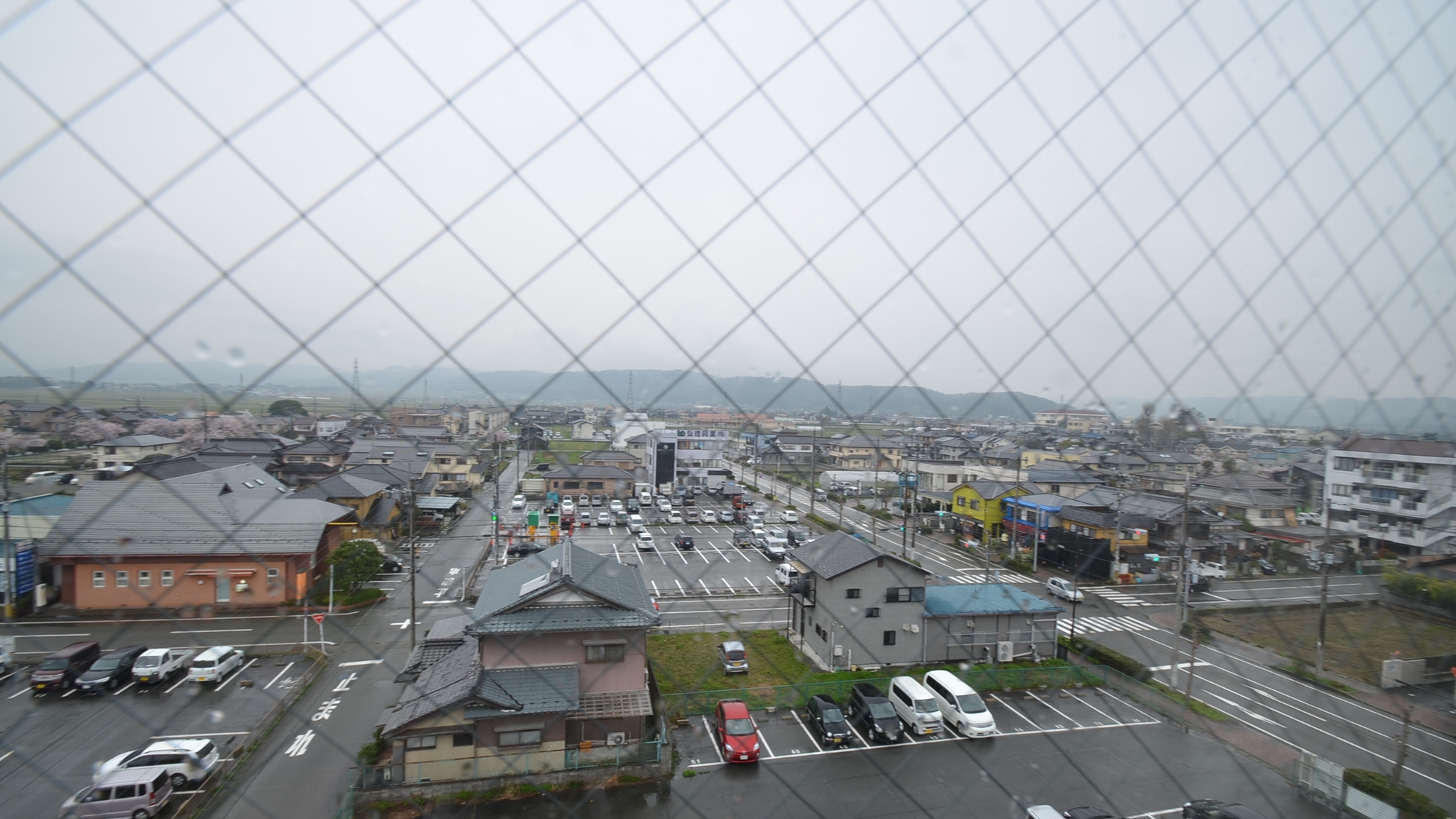 *ツインのお部屋からの眺め。安曇川の町並みが一望。こちらからは電車は見えません。