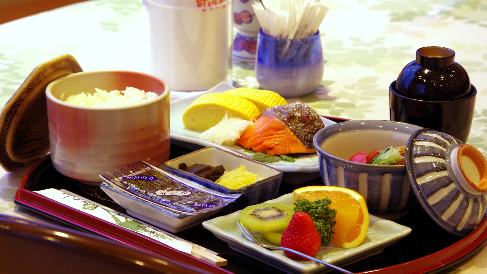 *【朝食(和食)(例)】和朝食一例。焼き魚・卵料理・煮物・サラダ又はフルーツなど日替わりメニュー。