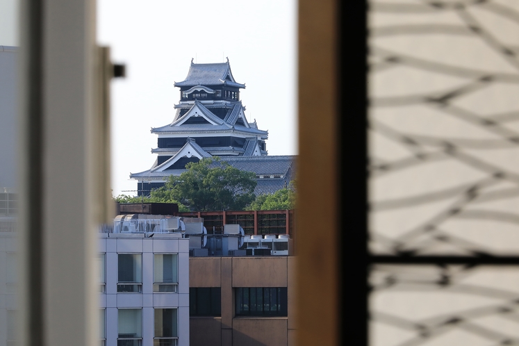 肥後花菖蒲の障子窓から見える熊本城♪