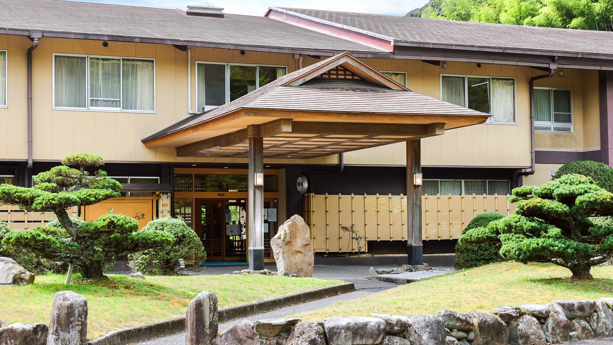 化粧水のような温泉が人気のお宿です