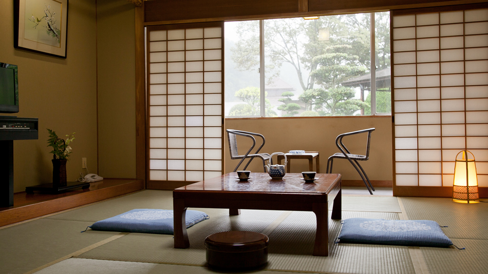 スタンダードな10畳和室～窓からは日本庭園を眺められるお部屋もございます
