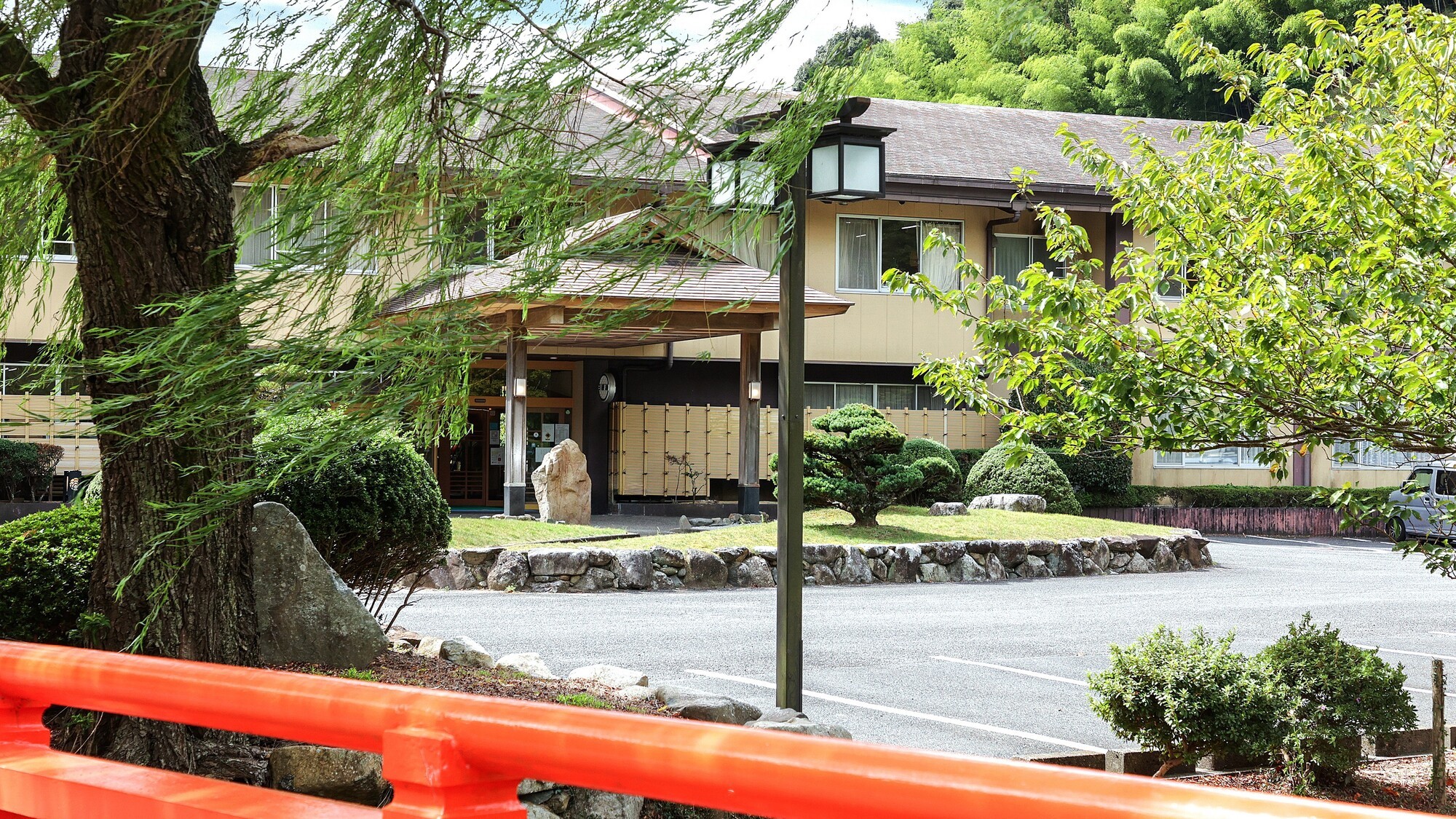 化粧水のような温泉が人気のお宿です