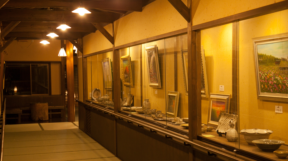 ギャラリー～温泉へとつづく畳敷きの廊下にはさまざまな展示をご用意しております。