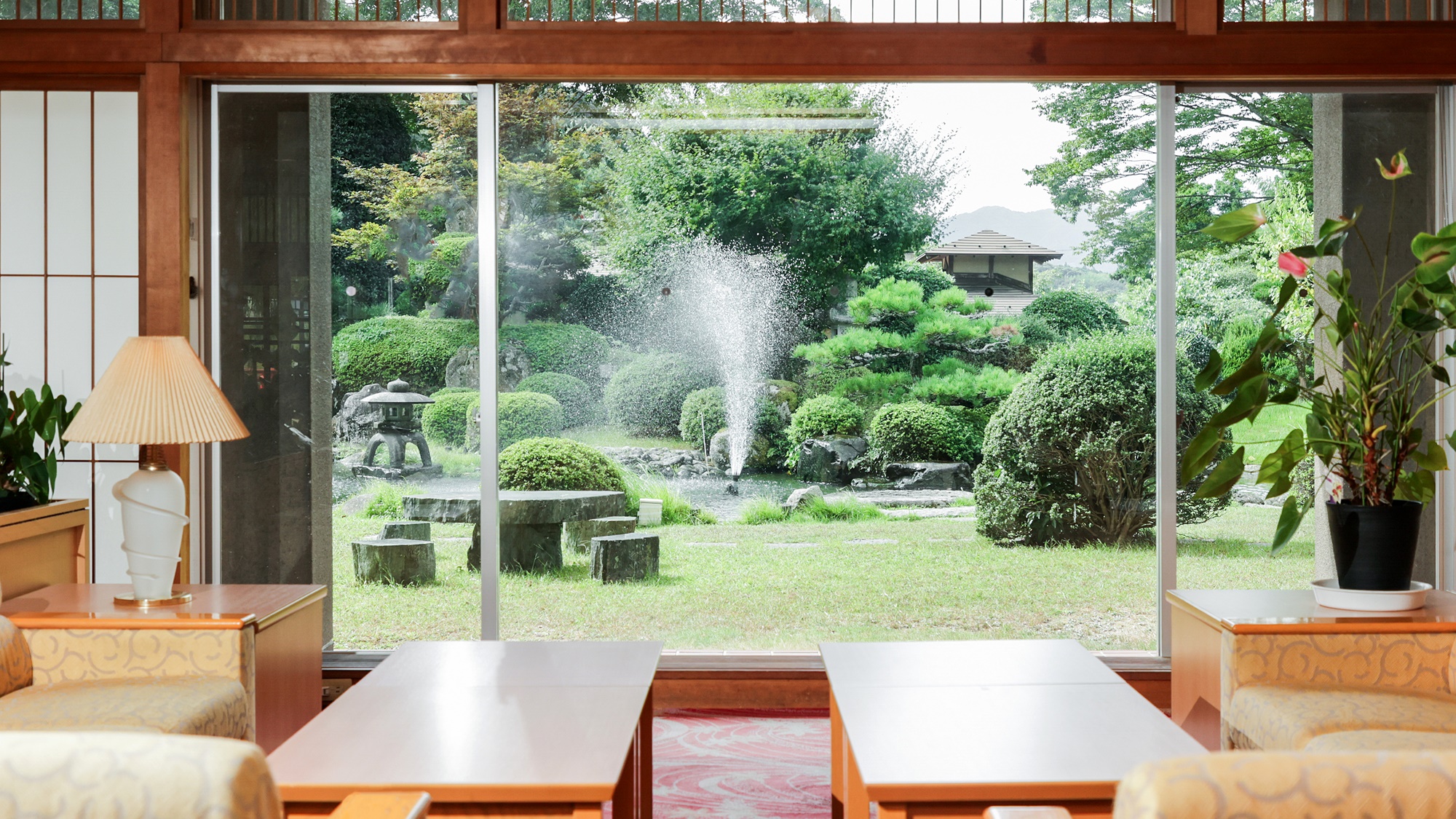 ロビー｜日本庭園を眺めながらごゆっくりとおくつろぎ下さい