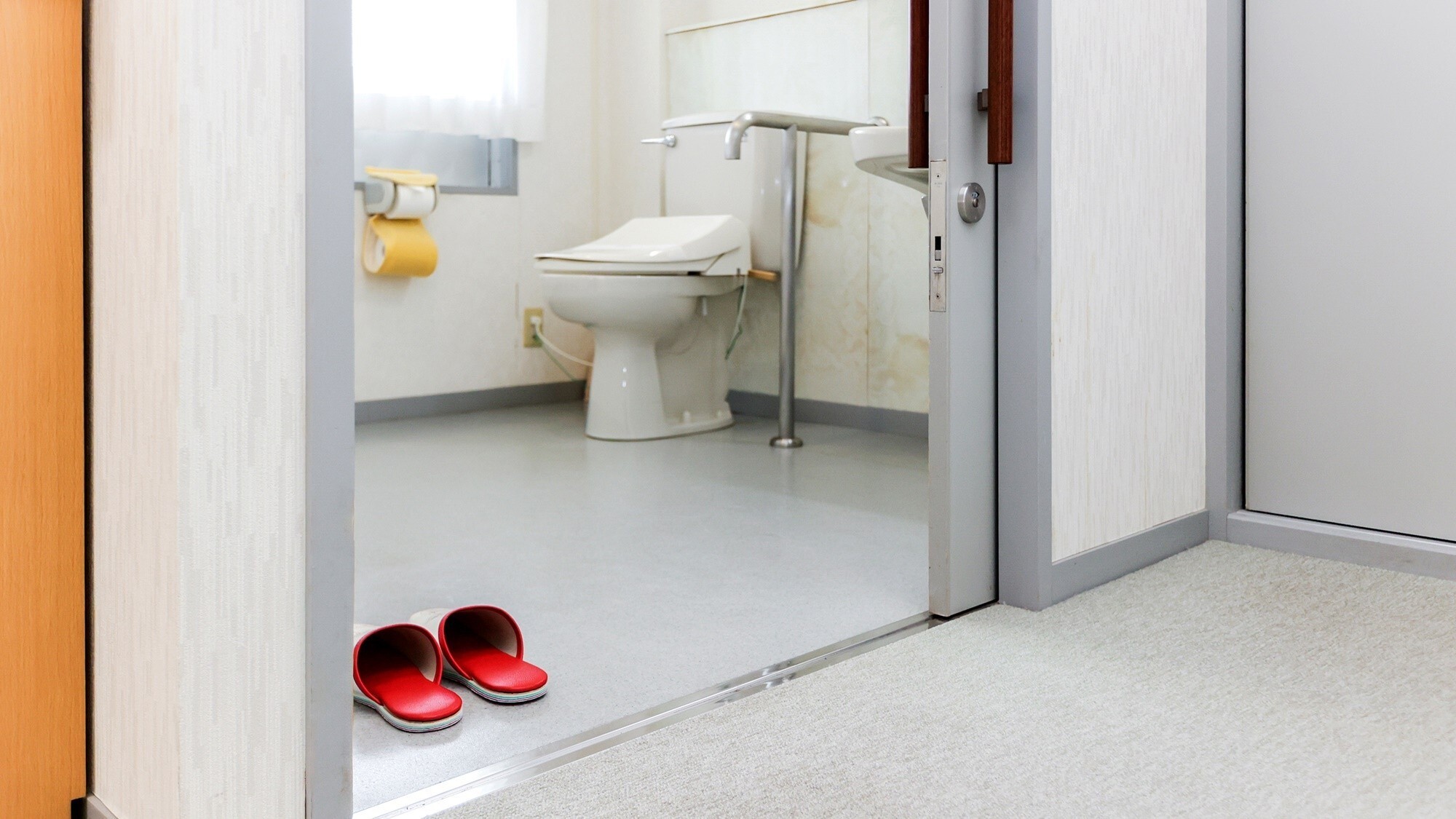 洋室｜トイレは車椅子対応となっており、介助が必要な方のご利用が可能です