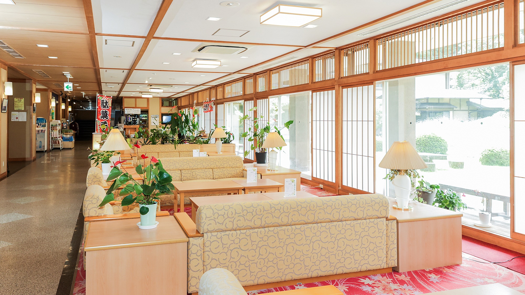 ロビー｜日本庭園を眺めながらごゆっくりとおくつろぎ下さい