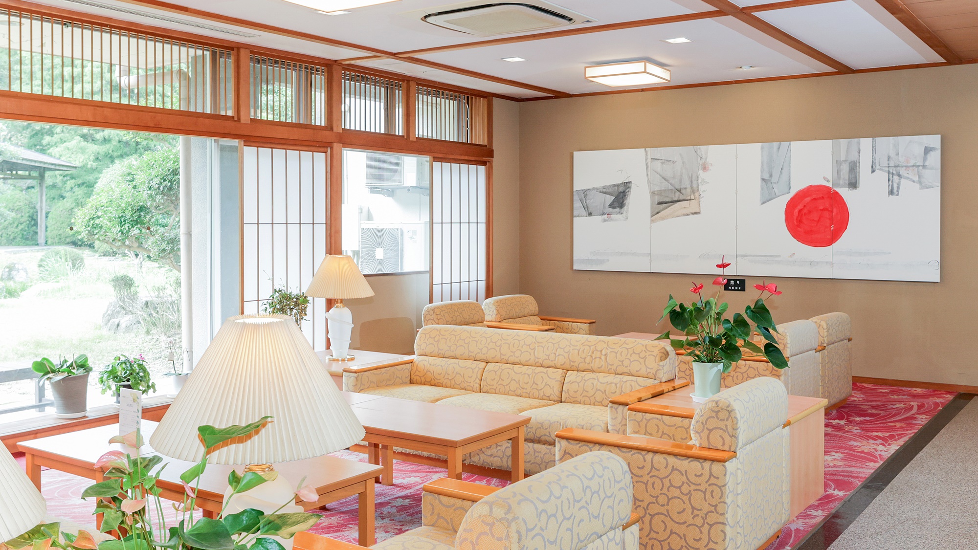 ロビー｜日本庭園を眺めながらごゆっくりとおくつろぎ下さい